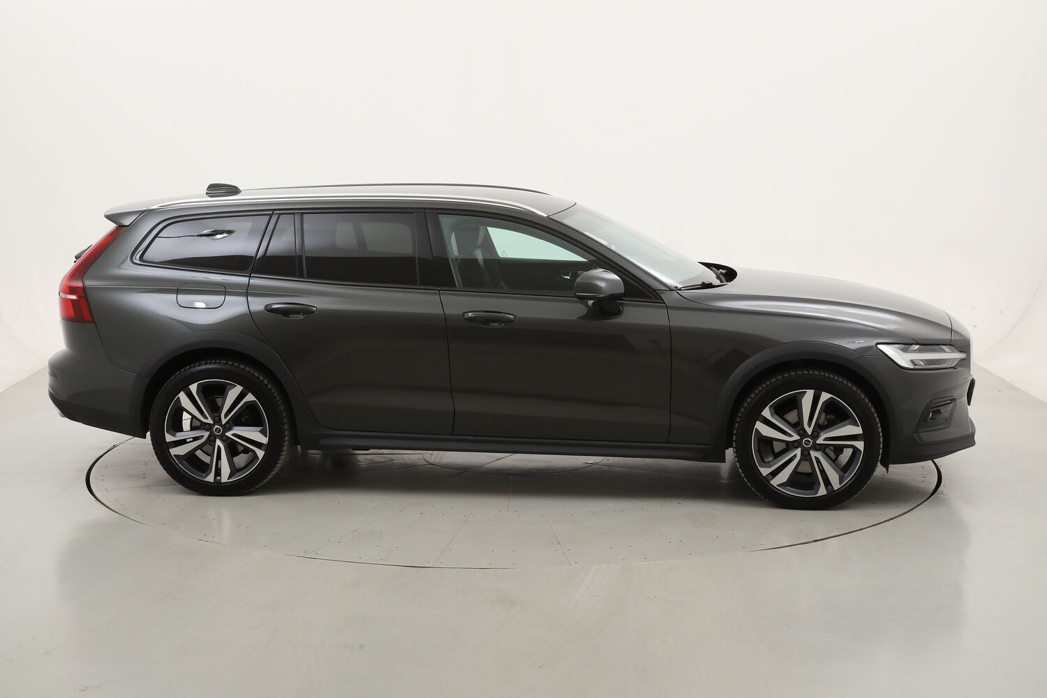 Volvo V60 Cross Country B4 Geartronic Business Pro usata del 2021 con 126.431 km