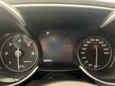 Alfa Romeo Giulia Business AT8 2.1 Diesel 160CV Automatico Interni