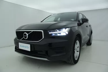 Volvo XC40 D3 Momentum AWD Geartronic 2.0 Diesel 150CV Automatico Visione frontale