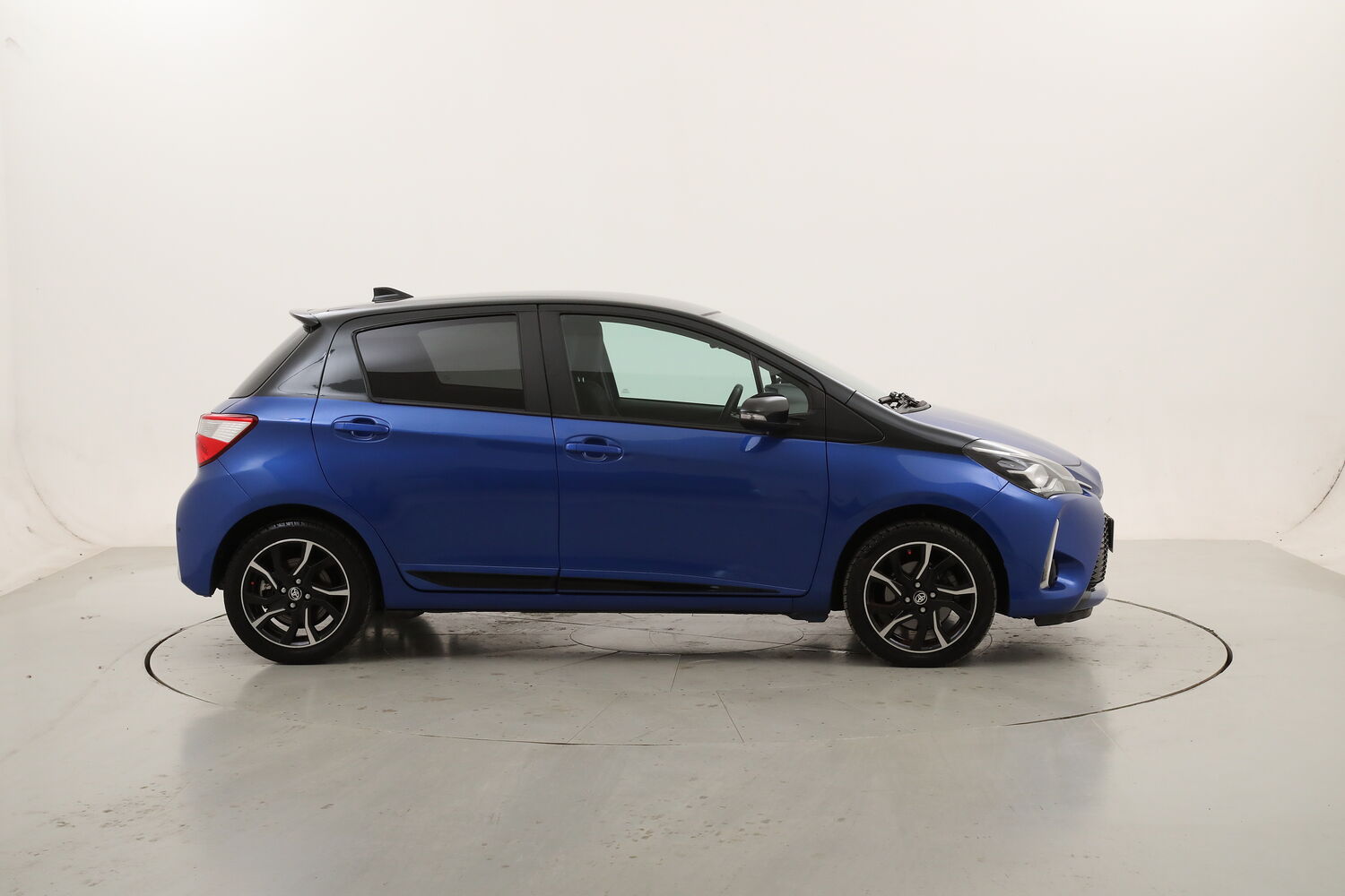 Toyota Yaris Hybrid Trend Blue Edition usata del 2018 con 108.693 km