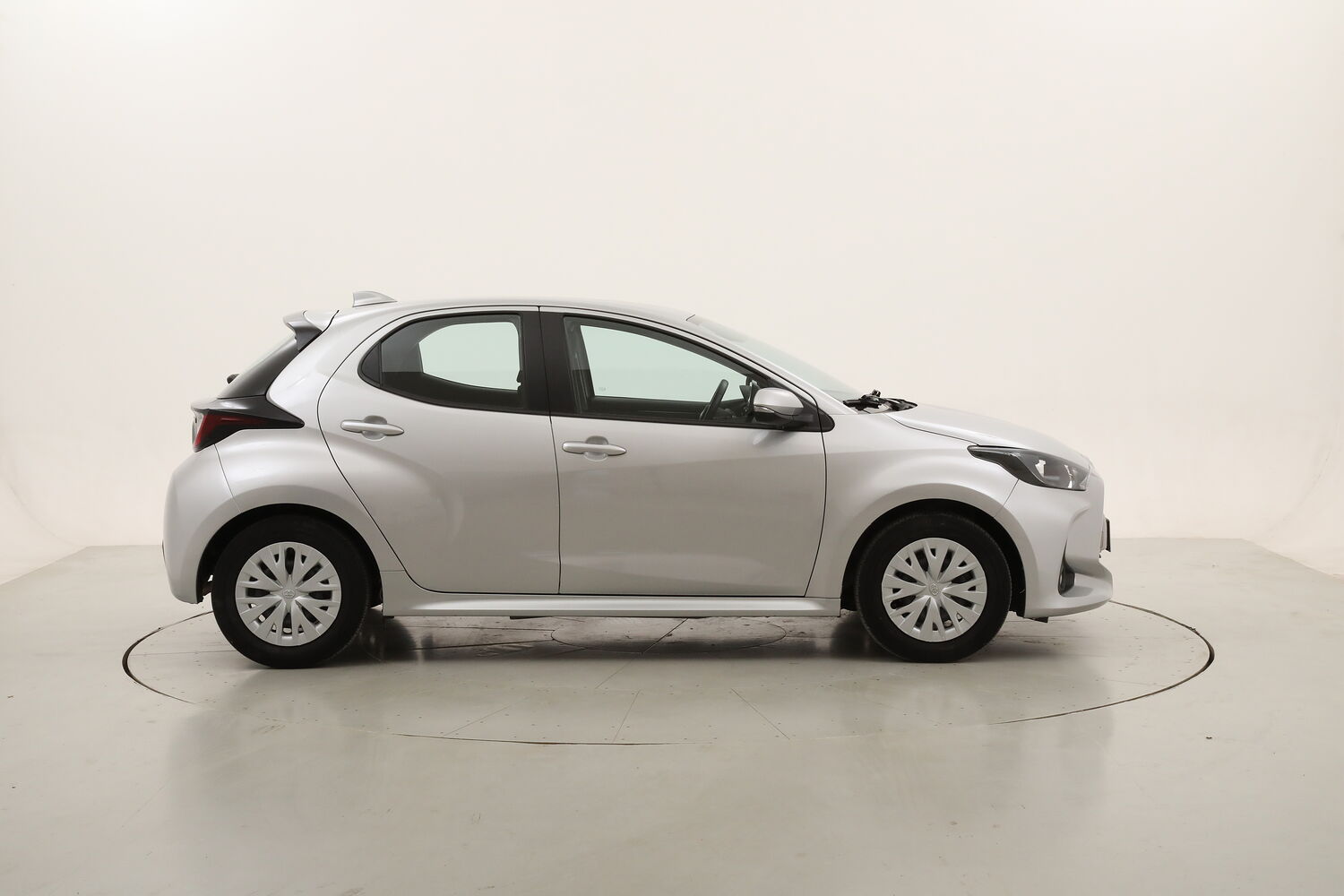 Toyota Yaris Hybrid Business usata del 2022 con 21.088 km