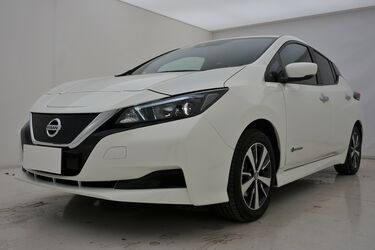 Visione frontale di Nissan Leaf