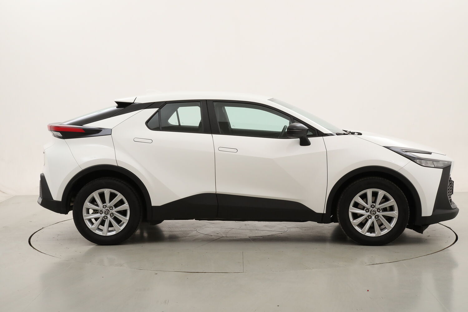 Toyota C-HR Hybrid Active usata del 2024 con 15.987 km