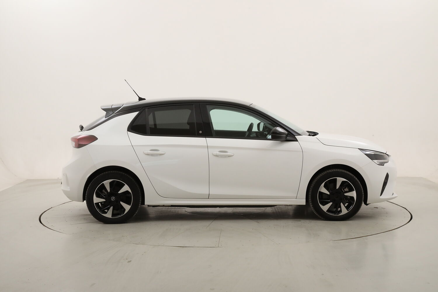 Opel Corsa-e Design & Tech usata del 2024 con 4.484 km