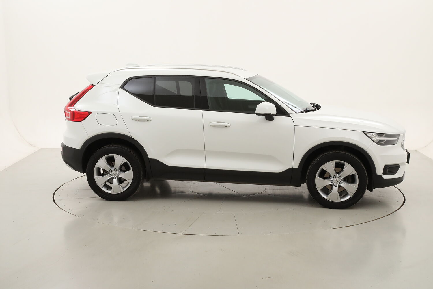 Volvo XC40 D3 Momentum Pro usata del 2020 con 81.943 km