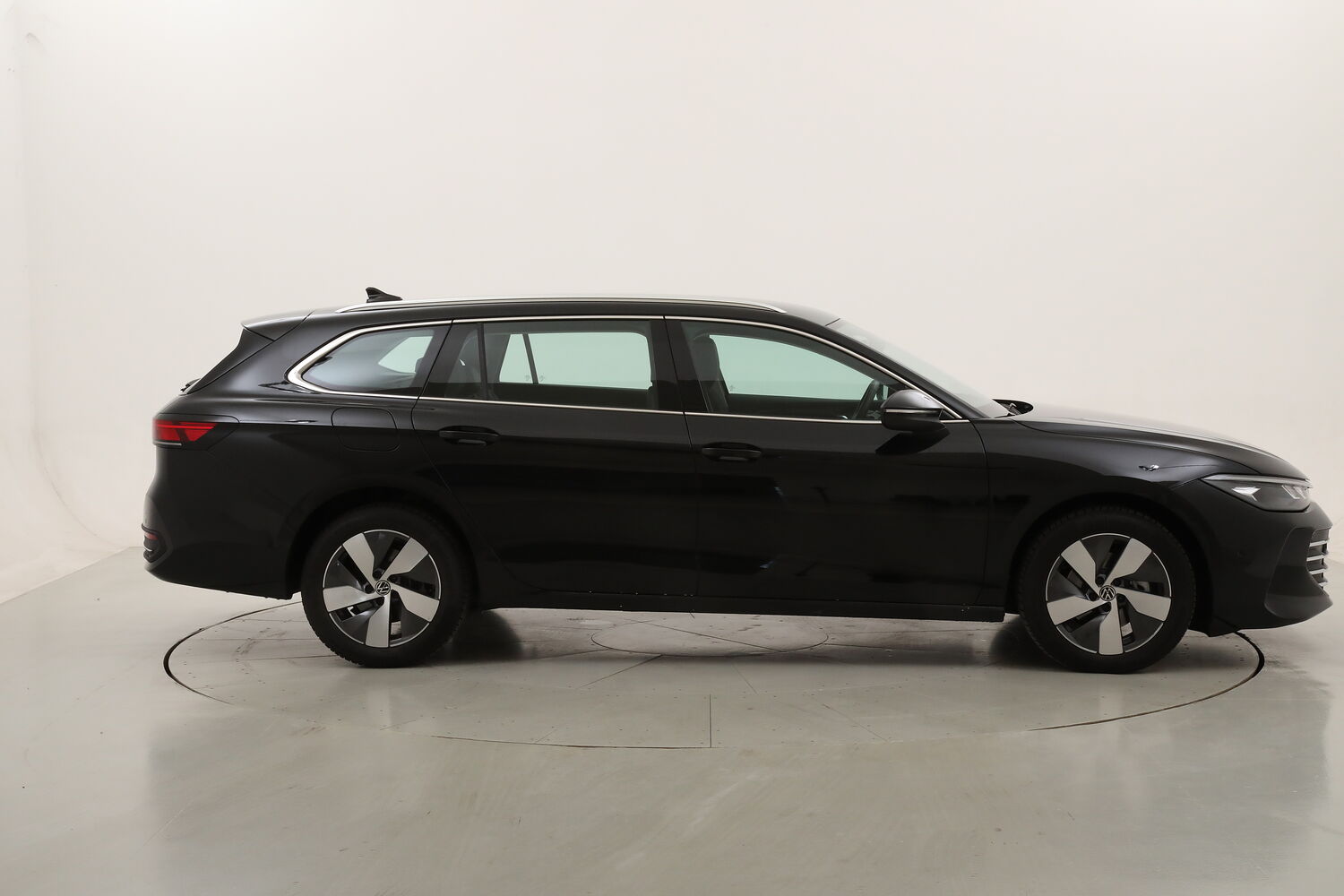 Volkswagen Passat Variant Business DSG usata del 2025 con 5.382 km