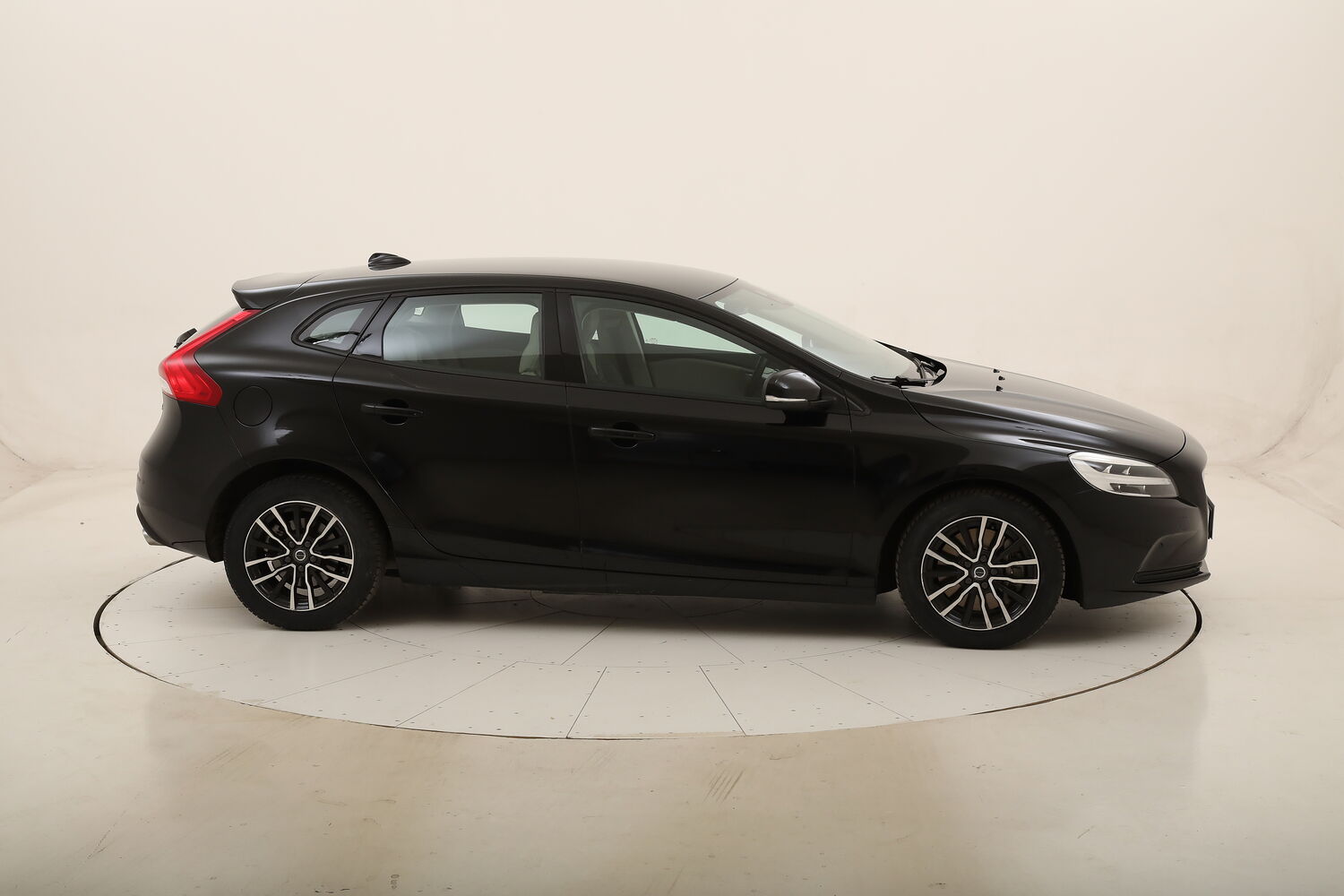 Volvo V40 D2 R-design Geartronic usata del 2019 con 37.150 km