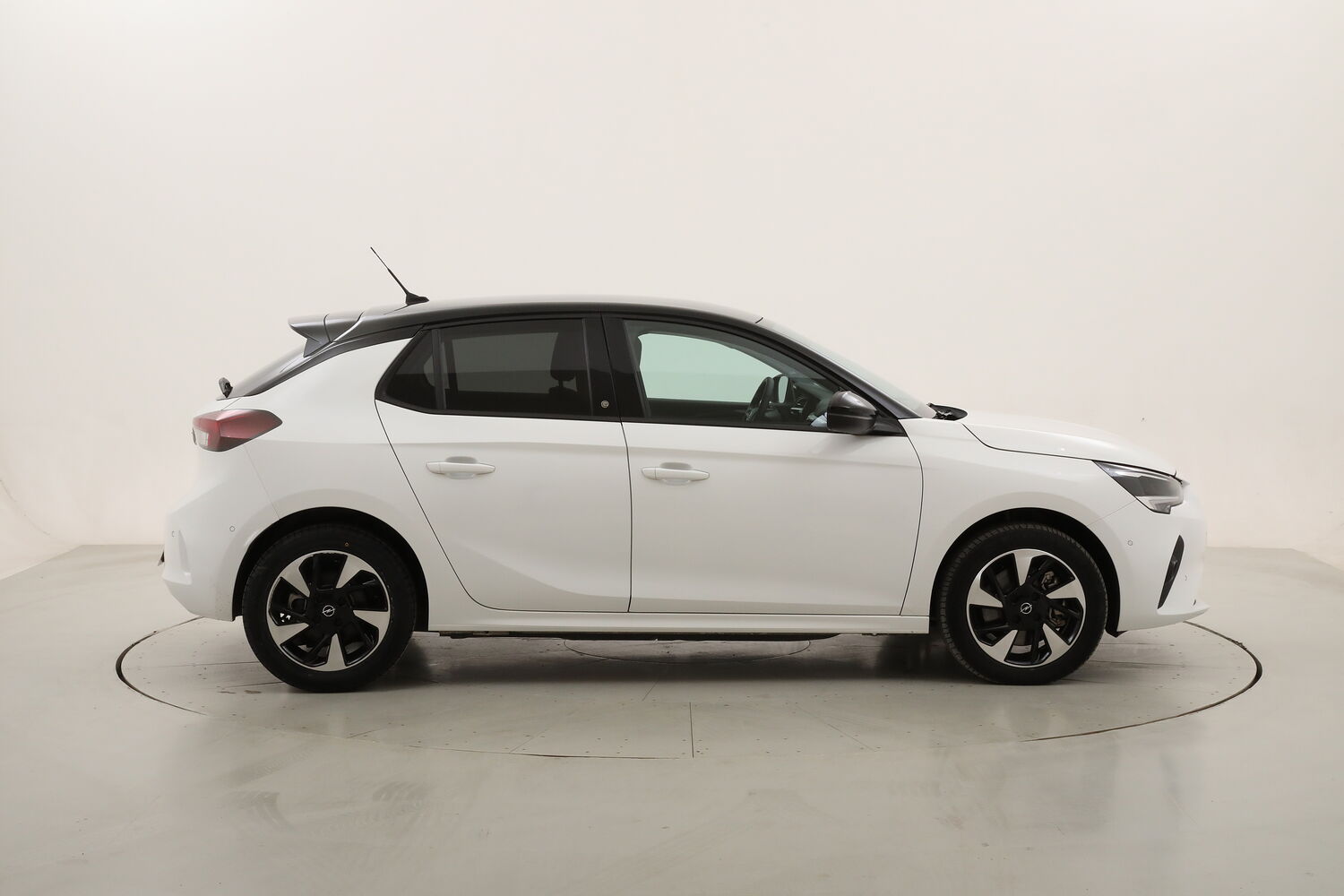 Opel Corsa-e Design & Tech usata del 2025 con 14.890 km
