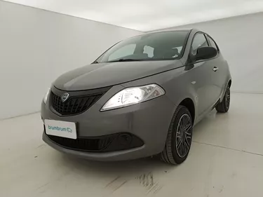Lancia Ypsilon Hybrid Silver Plus 1.0 Mild Hybrid 70CV Manuale Visione frontale
