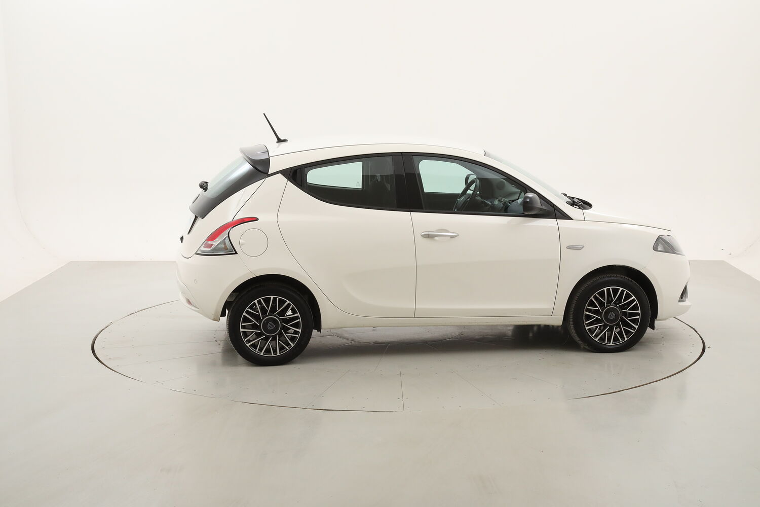 Lancia Ypsilon Hybrid Platino usata del 2024 con 11.609 km