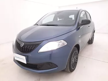 Lancia Ypsilon Hybrid Silver Plus 1.0 Mild Hybrid 70CV Manuale Visione frontale