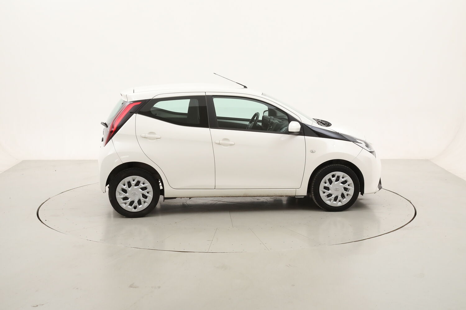Toyota Aygo x-cool usata del 2021 con 84.582 km