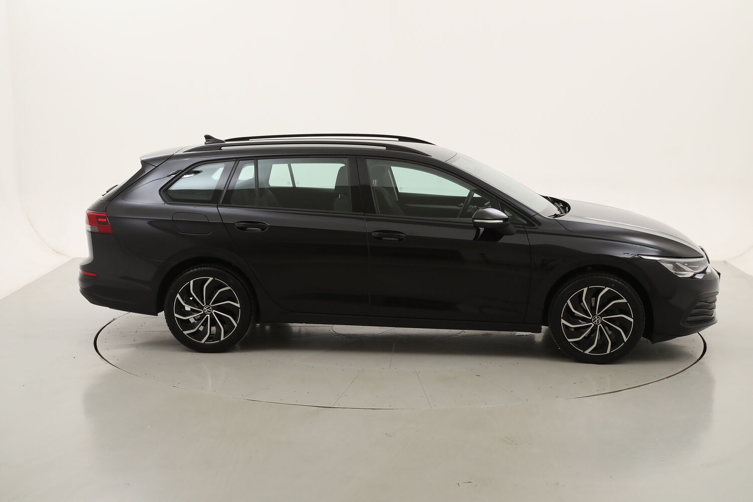 Volkswagen Golf Variant Variant Life DSG usata del 2023 con 28.645 km