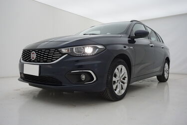 Visione frontale di Fiat Tipo
