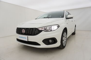 Visione frontale di Fiat Tipo
