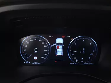 Volvo XC60 B4 Geartronic Momentum Pro 2.0 Mild Hybrid 197CV Automatico Interni