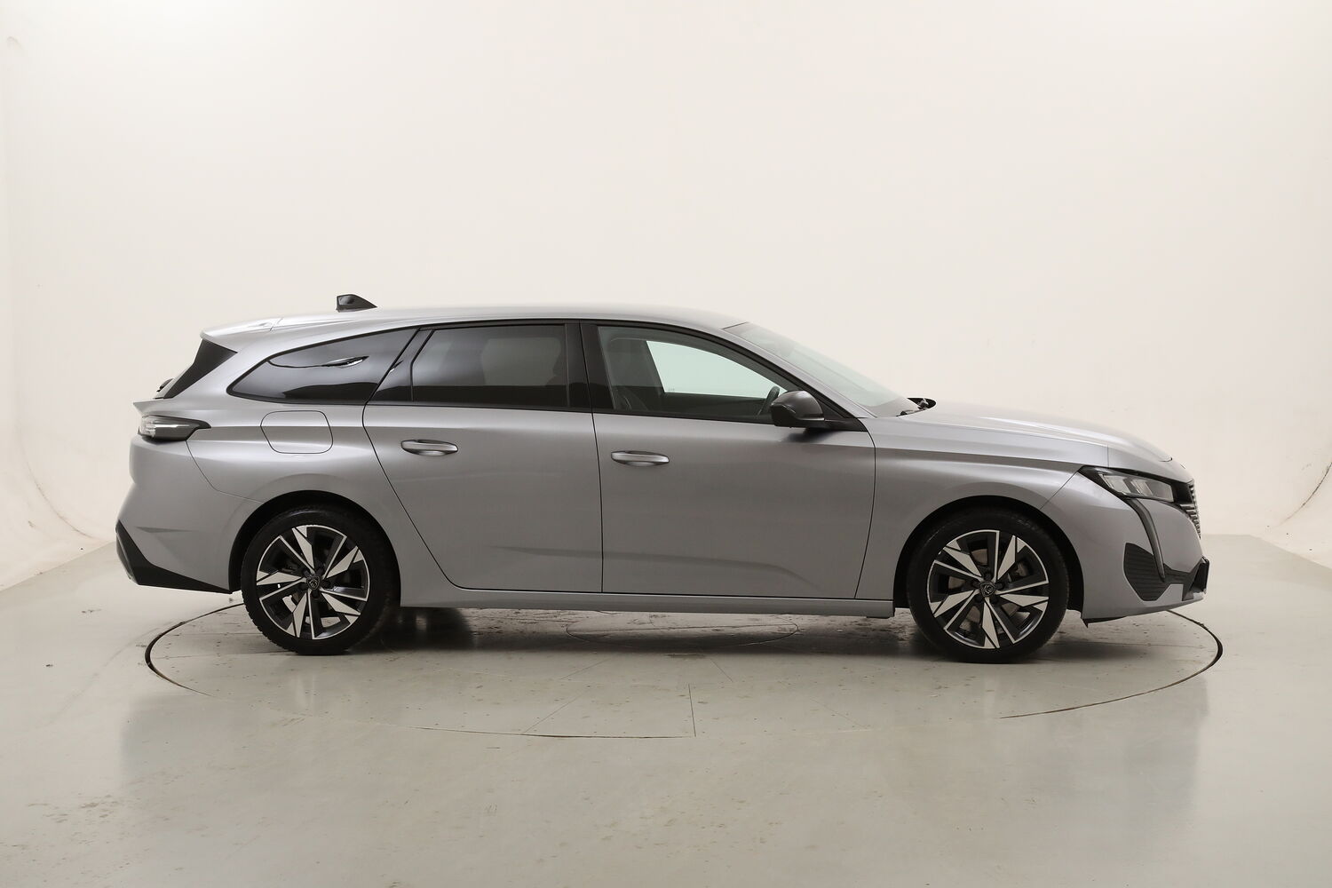 Peugeot 308 SW Allure EAT8 usata del 2023 con 84.482 km