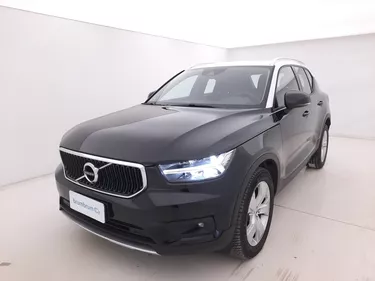 Volvo XC40 B4 Momentum Pro AWD Geartronic 2.0 Mild Hybrid 197CV Automatico Visione frontale