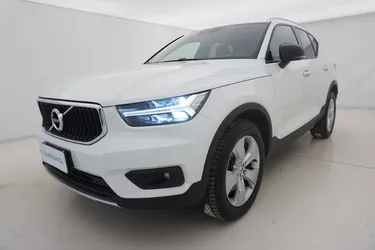 Volvo XC40 B4 Momentum Pro AWD Geartronic 2.0 Mild Hybrid 197CV Automatico Visione frontale
