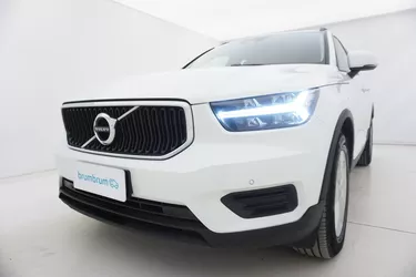 Volvo XC40 D3 Momentum Core AWD Geartronic 2.0 Diesel 150CV Automatico Visione frontale