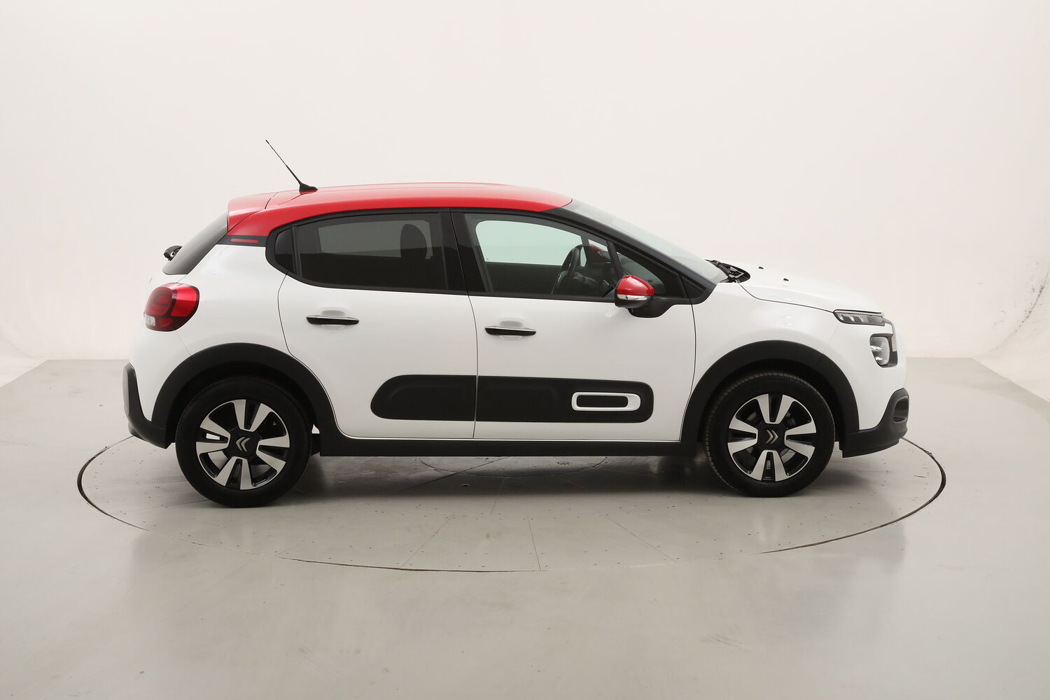 Citroen C3 Shine usata del 2023 con 28.621 km