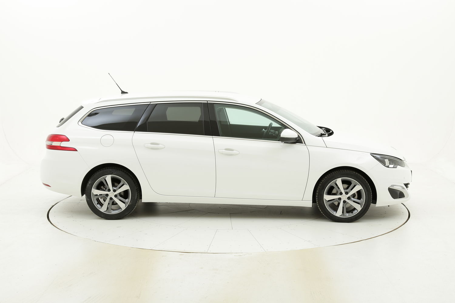 Peugeot 308 usata del 2017 con 104.898 km