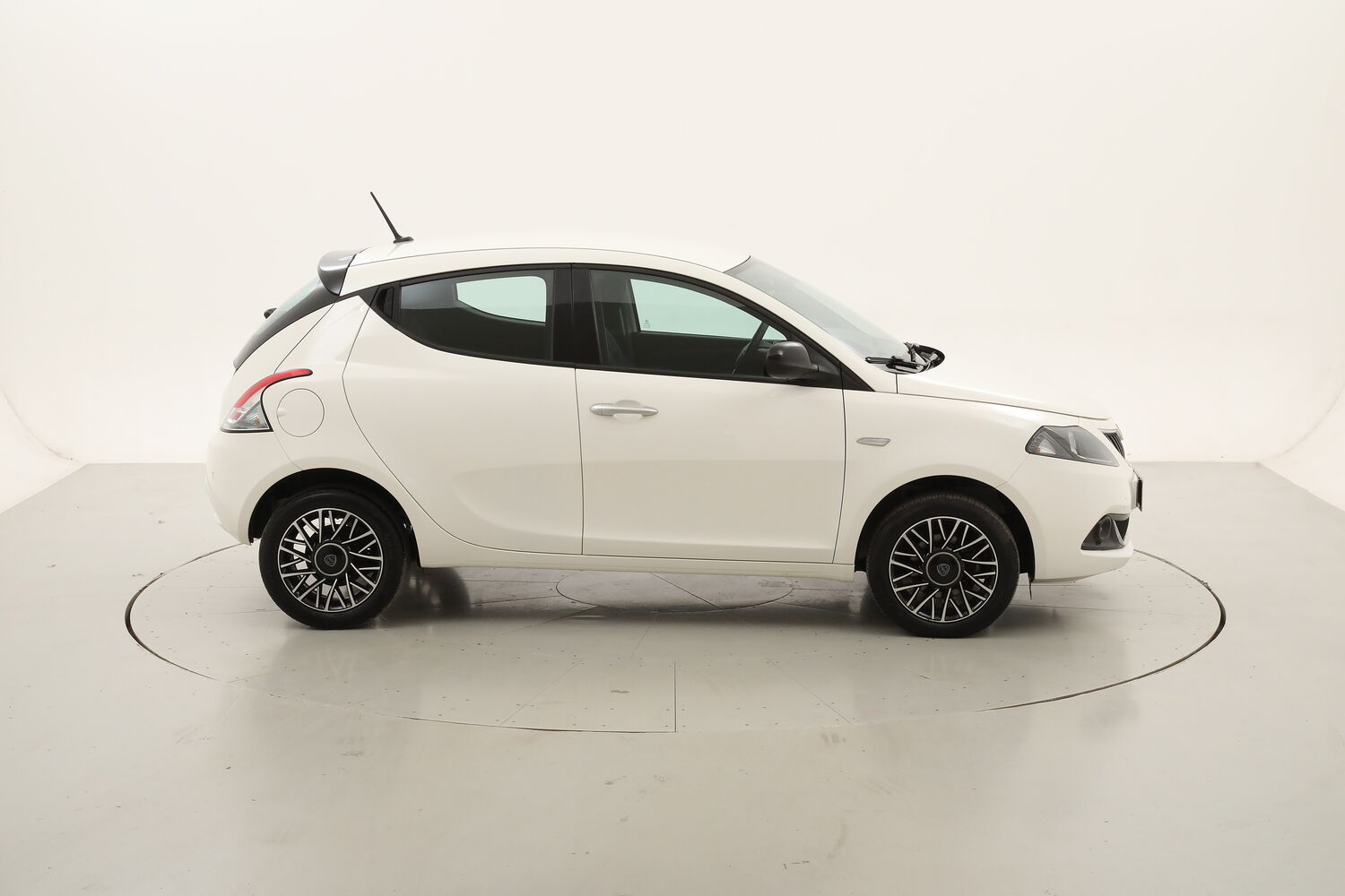Lancia Ypsilon Hybrid Platino usata del 2024 con 15.857 km