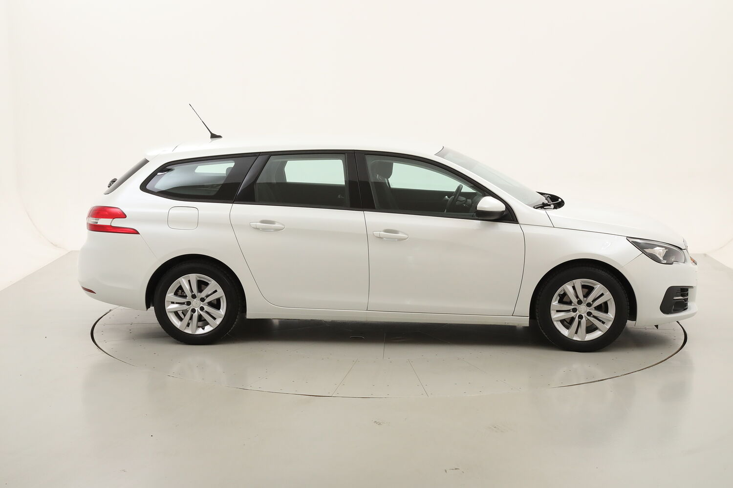 Peugeot 308 SW Business usata del 2020 con 98.227 km