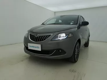 Lancia Ypsilon Hybrid Platino 1.0 Mild Hybrid 70CV Manuale Visione frontale