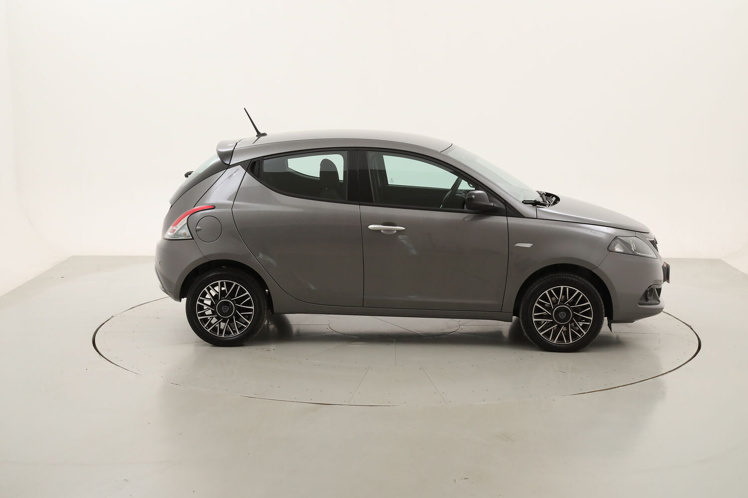 Lancia Ypsilon Hybrid Platino usata del 2024 con 18.367 km