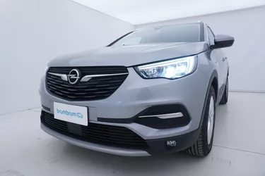 Opel Grandland Innovation AT8 1.5 Diesel 131CV Automatico Visione frontale