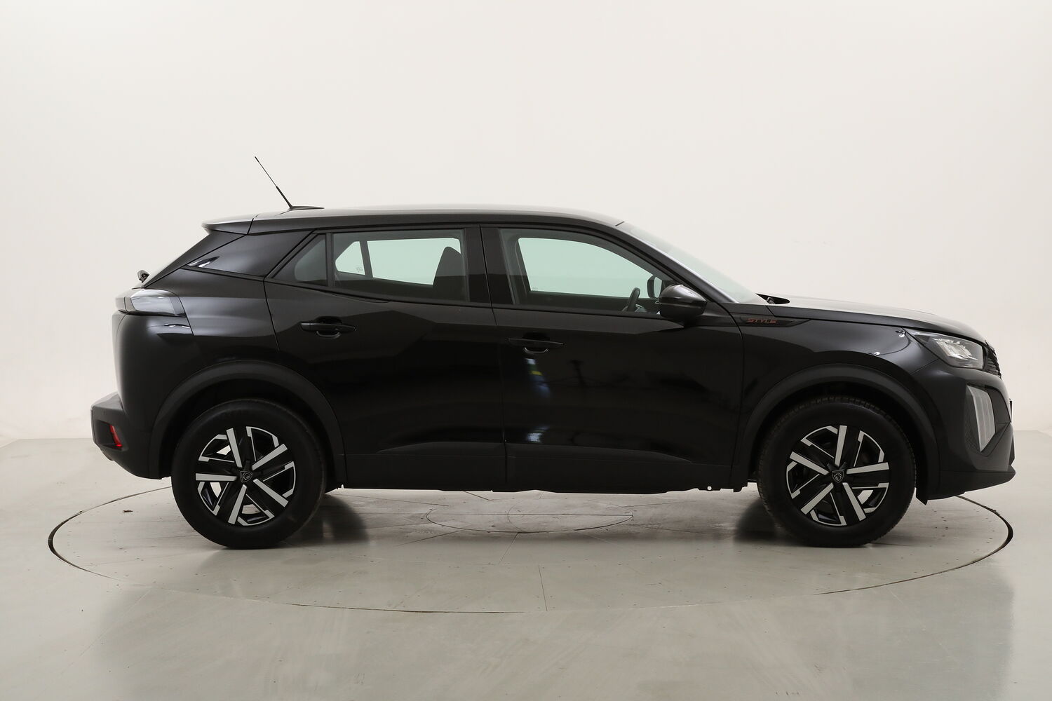 Peugeot 2008 Style usata del 2025 con 29.799 km