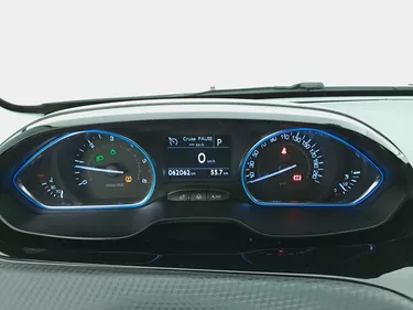 Peugeot 2008 Allure EAT6 1.5 Diesel 120CV Automatico Interni