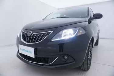 Lancia Ypsilon Hybrid Platino 1.0 Mild Hybrid 70CV Manuale Visione frontale