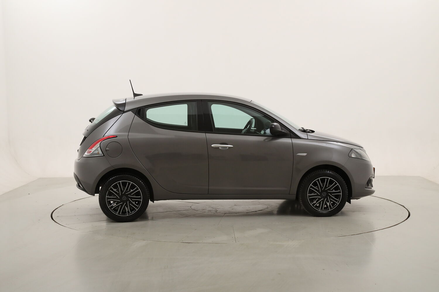 Lancia Ypsilon Hybrid Gold usata del 2023 con 54.136 km