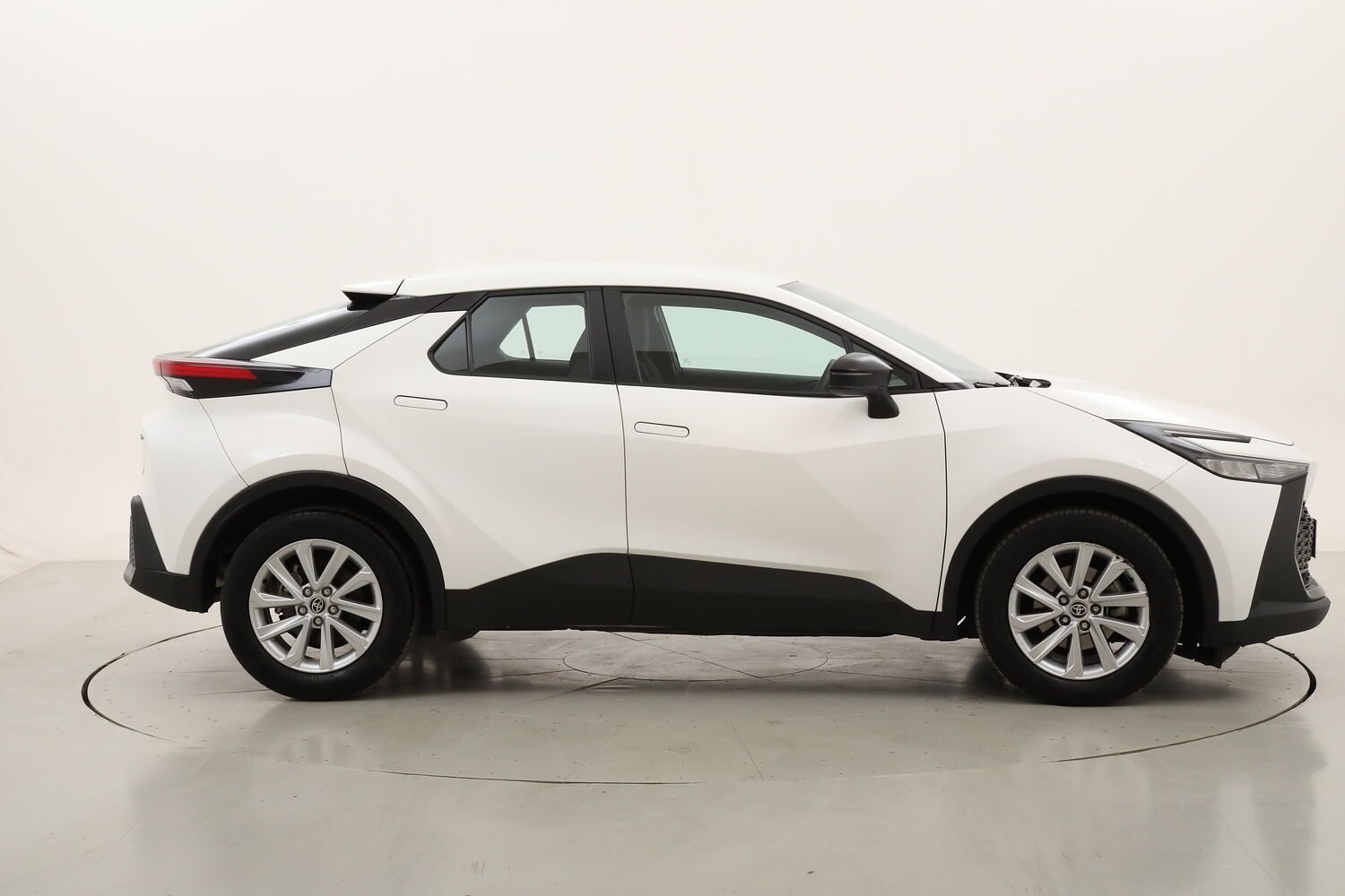Toyota C-HR Hybrid Active usata del 2024 con 16.081 km