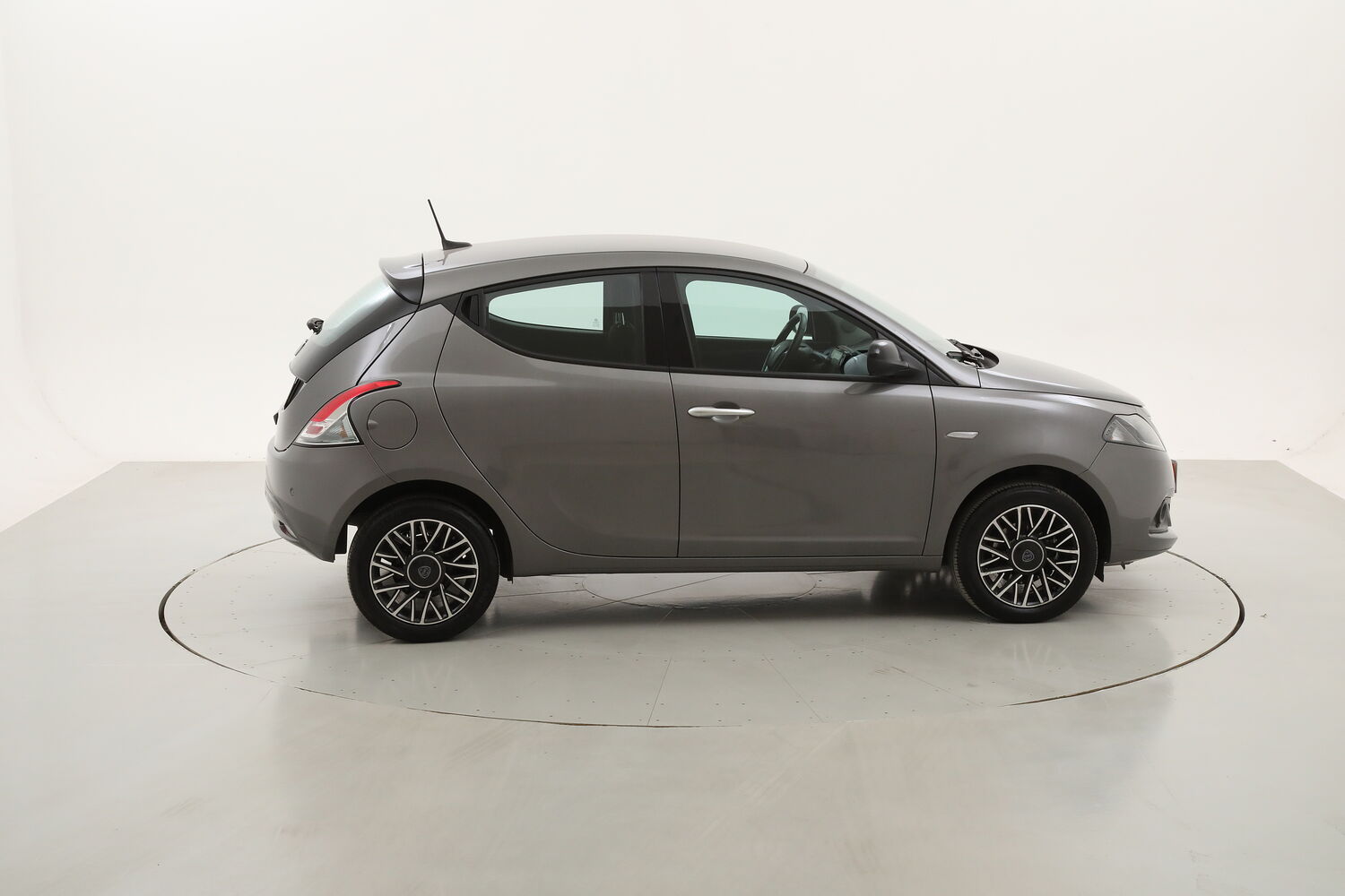 Lancia Ypsilon Hybrid Platino usata del 2024 con 30.730 km