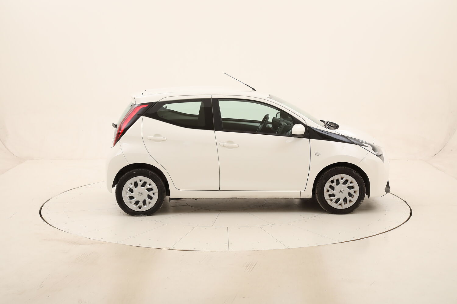 Toyota Aygo x-play usata del 2019 con 71.190 km