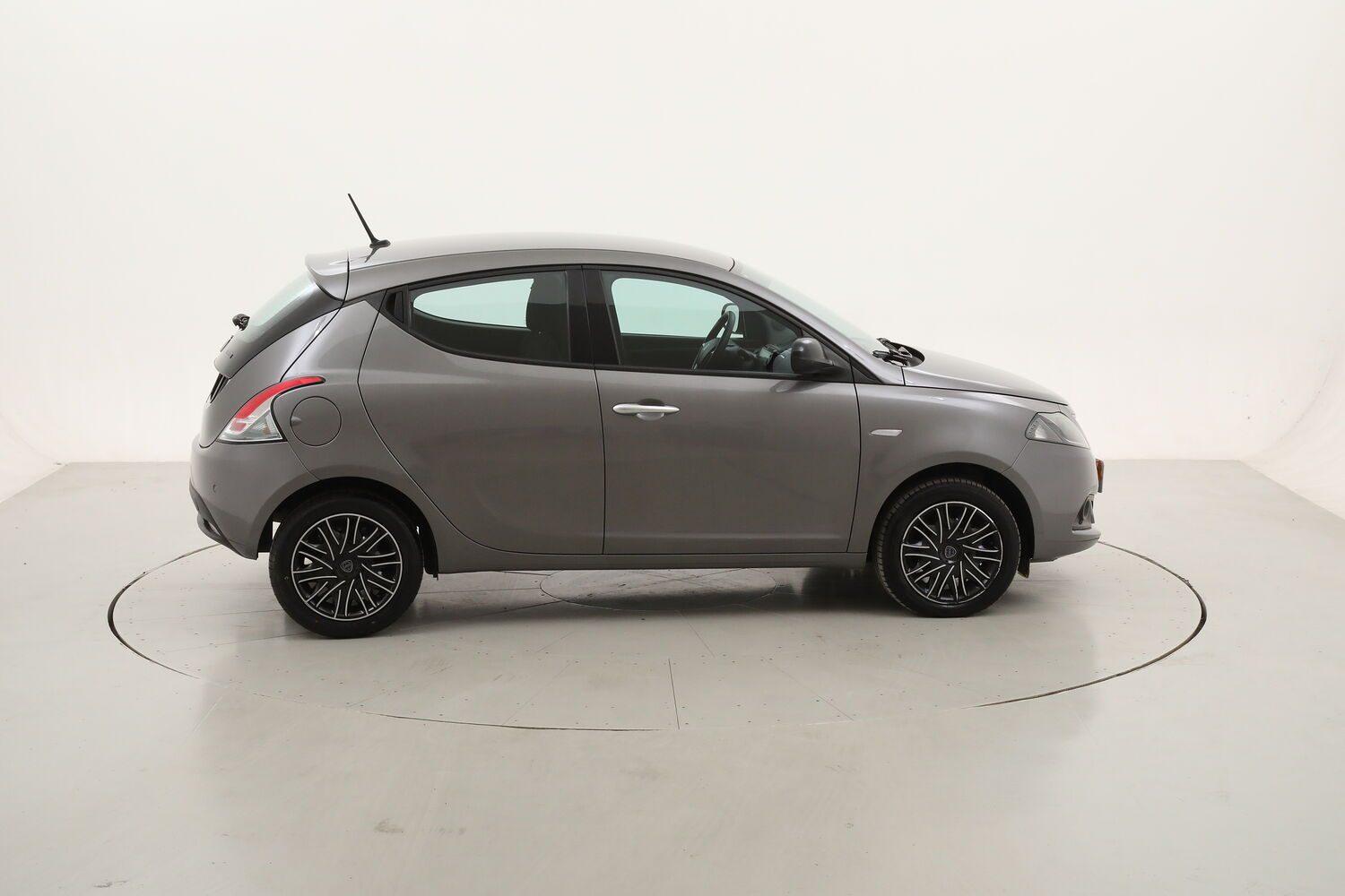 Lancia Ypsilon Hybrid Gold usata del 2023 con 48.772 km