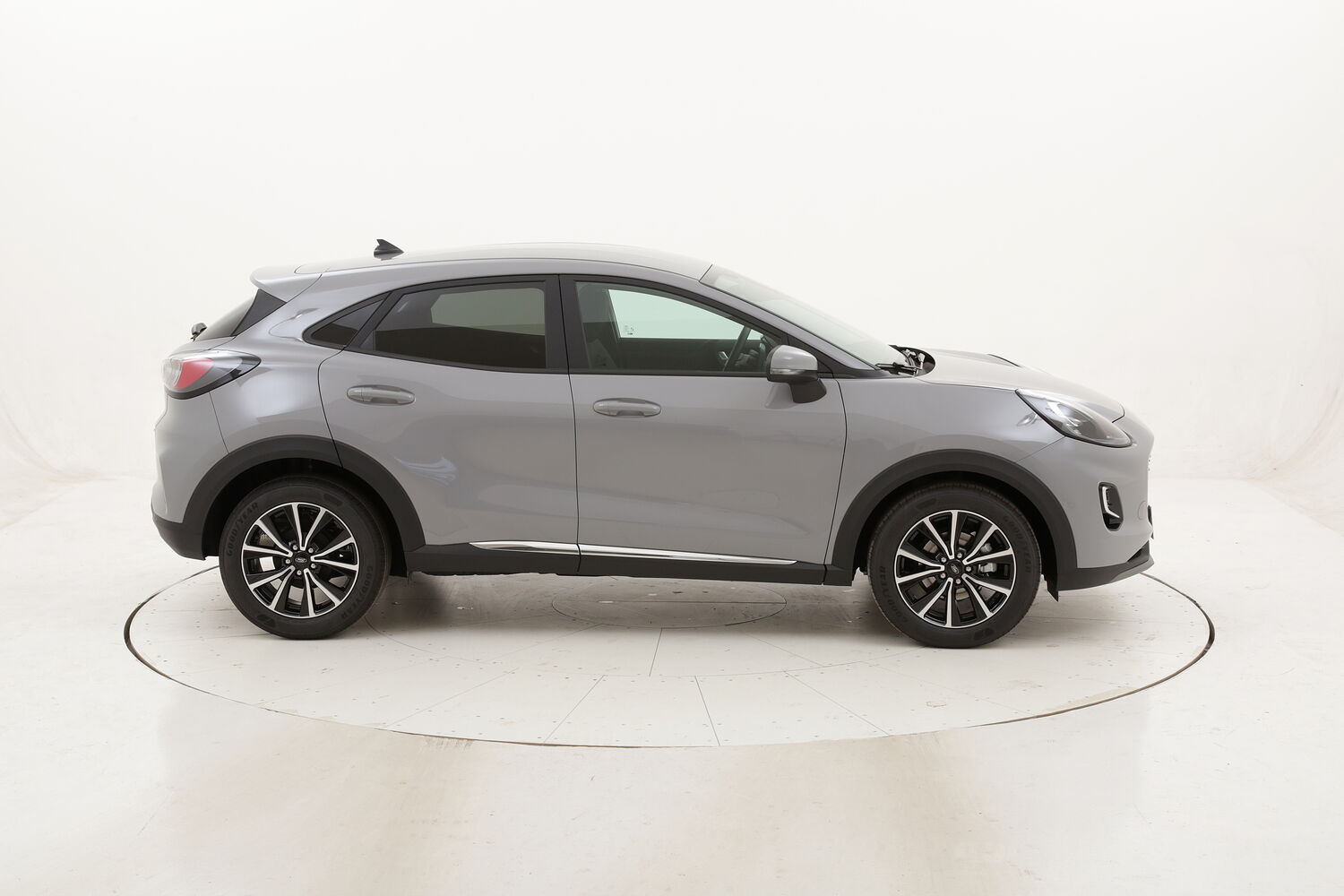 Ford Puma Titanium ibrido benzina grigia a noleggio a lungo termine